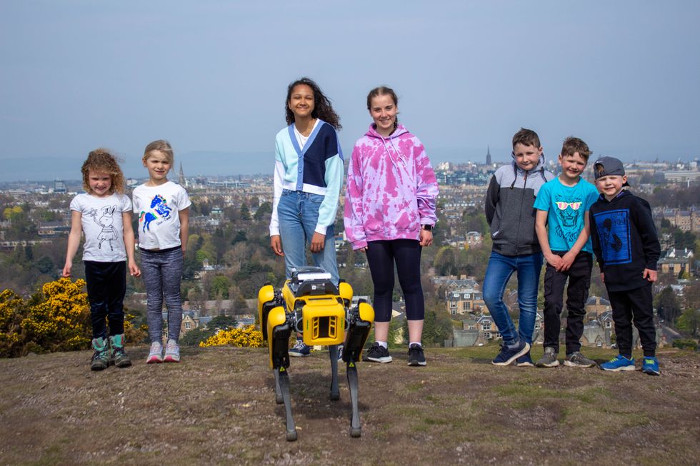 School pupils in Edinburgh with the new robot on Blackford Hill_ (002)
