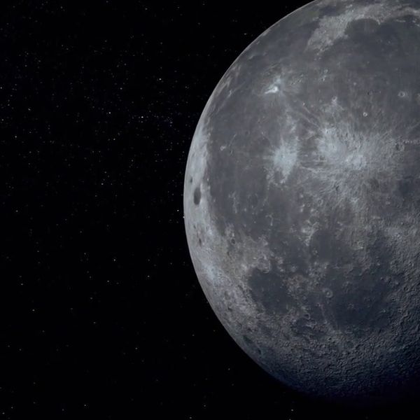 Gli scienziati scoprono una “struttura” gigante sotto la superficie della luna