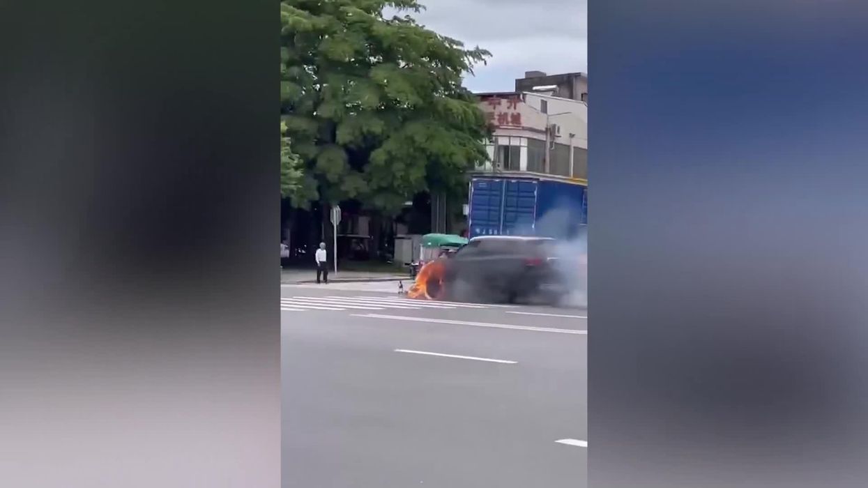 Road-rage driver moons woman during temper tantrum on highway