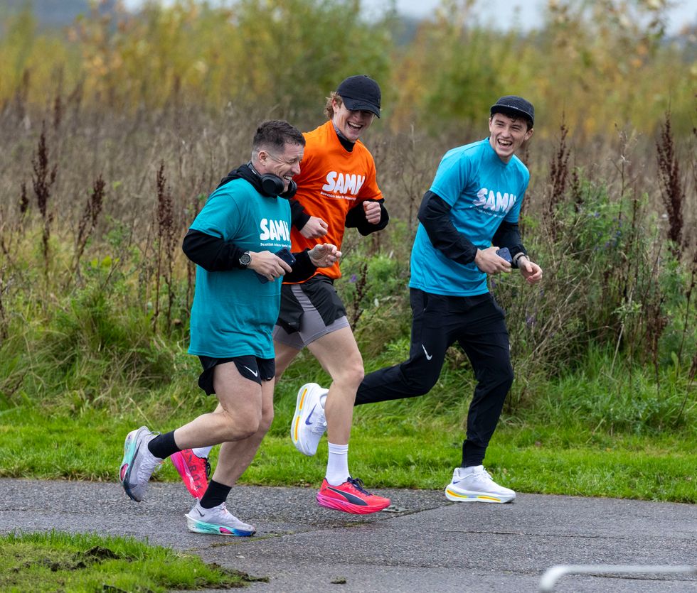 Shaun Ellis running with two others