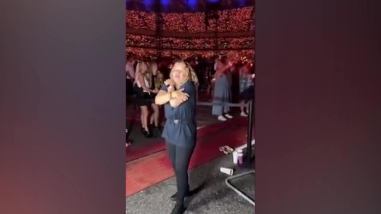 Sign language interpreter performing 'Fix You' at Coldplay concert is everything