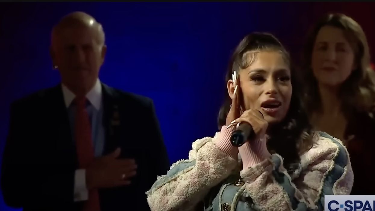Singer Loomis issues apology after 'messing up' national anthem during live broadcast