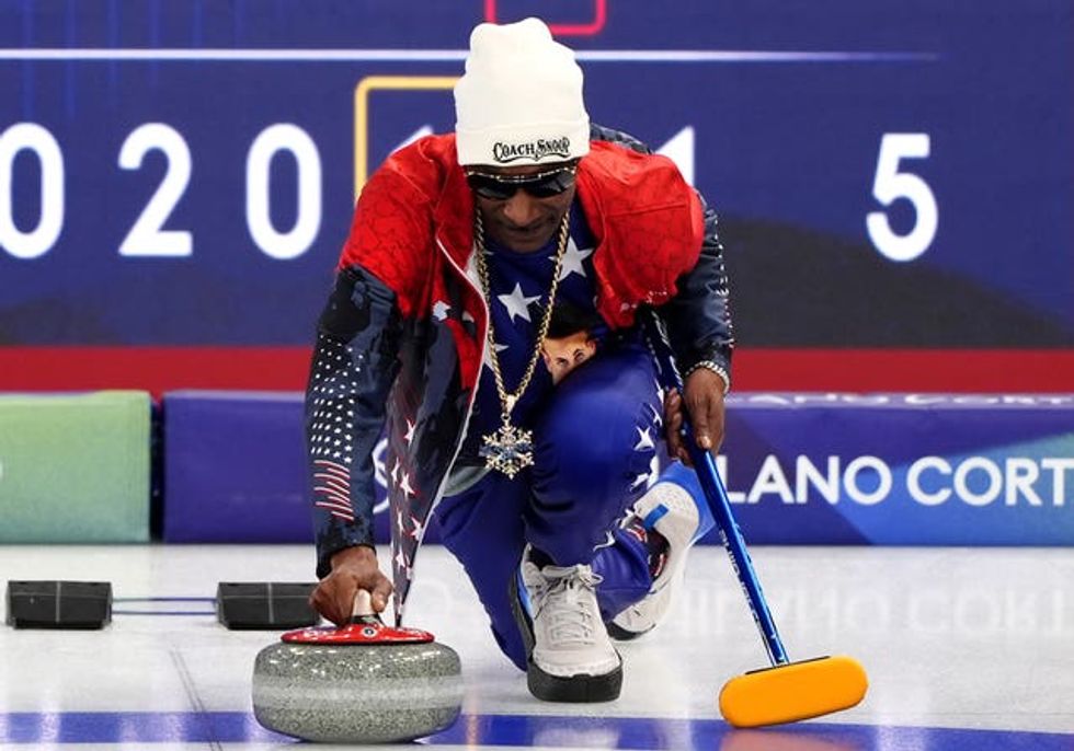 Snoop Dogg practices curling