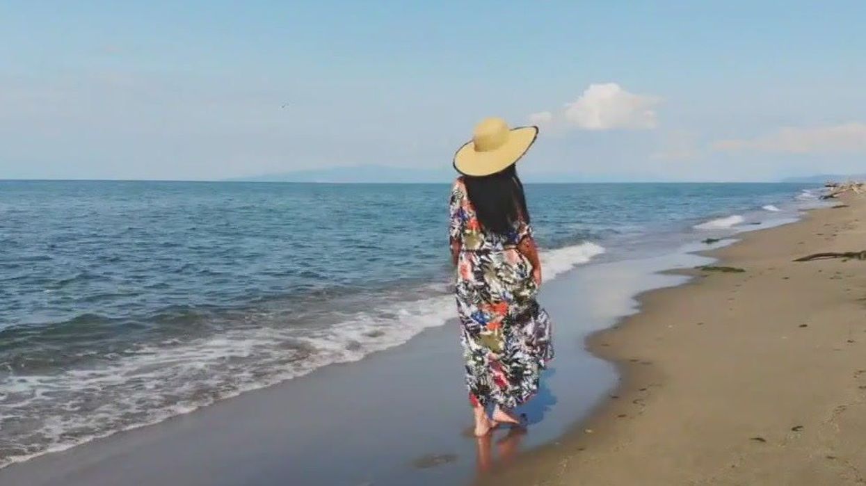 Model recalls horrifying discovery under her bed during a solo trip