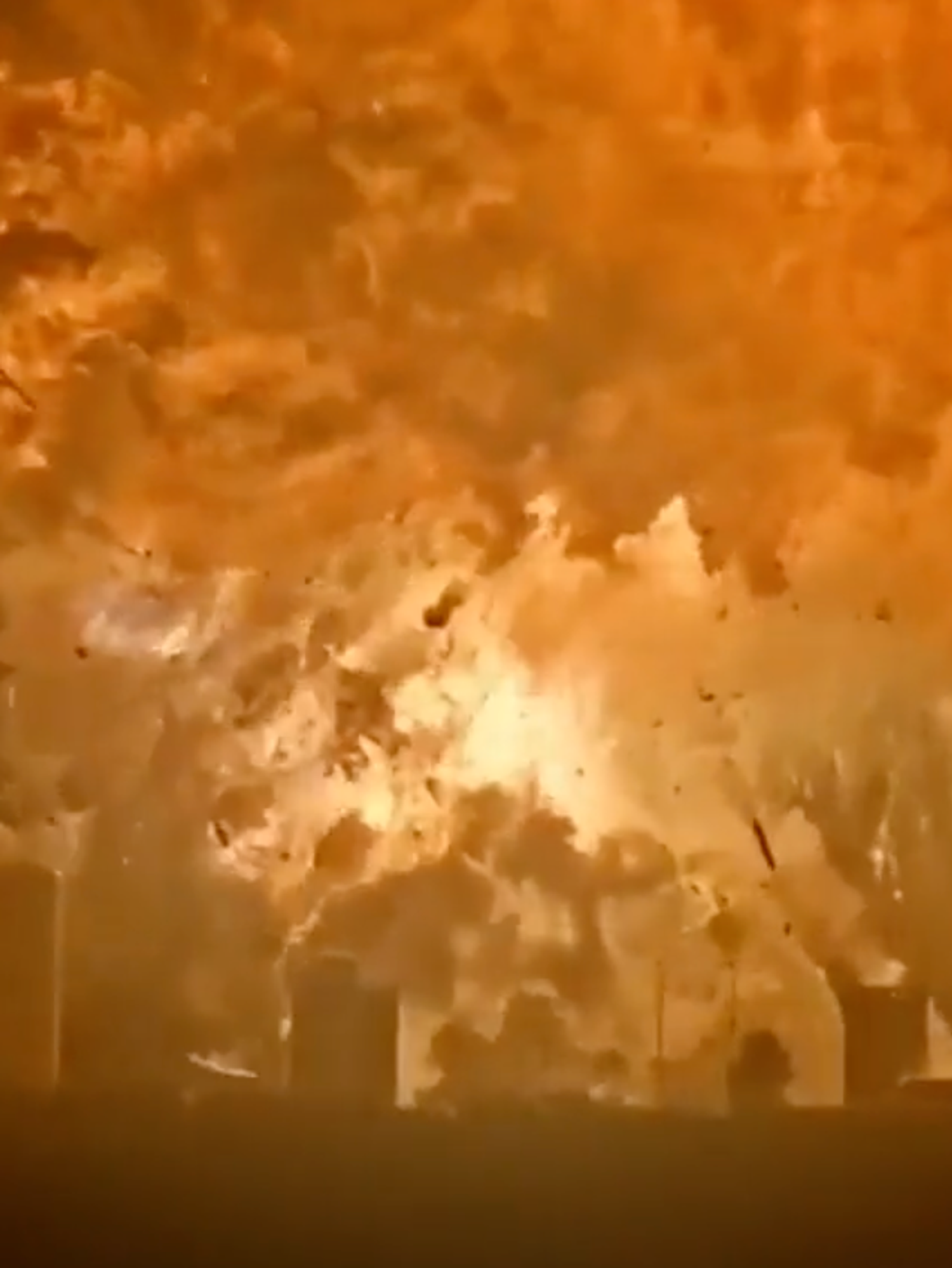 SpaceX Starship explodes and bursts into flames during static fire test