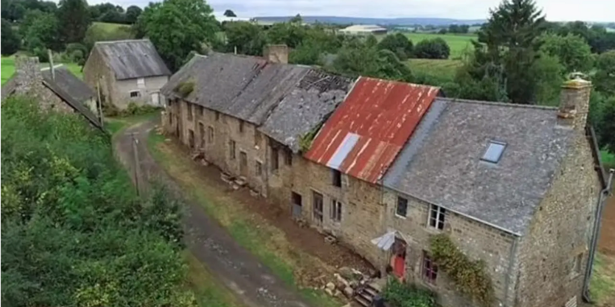 Un couple qui n’a pas les moyens d’acheter une maison en Angleterre achète tout un village français pour seulement 22 000 £