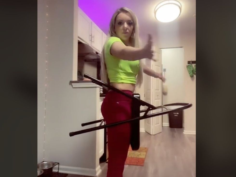 Sydney Jo got stuck in a foldable chair after making NSFW \u2018stuck fetish\u2019 content