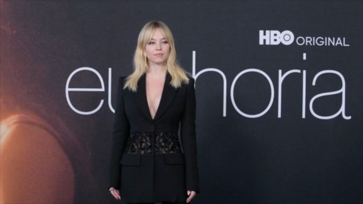 Sydney Sweeney mocks the Red Sox after she throws first pitch before their historic loss