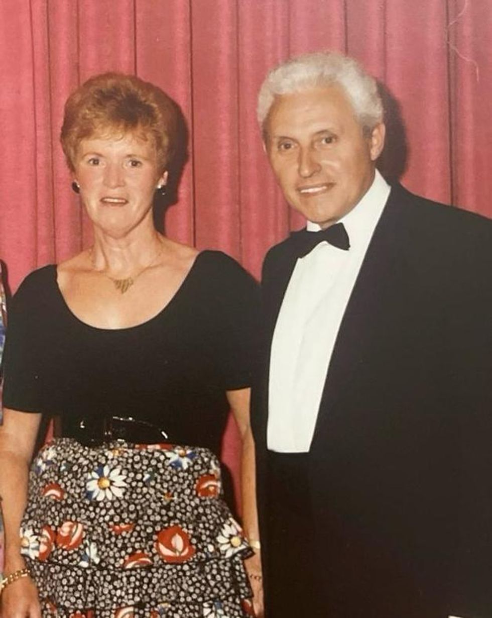 Sylvia Perkins con su difunto marido Albert en la década de 1980