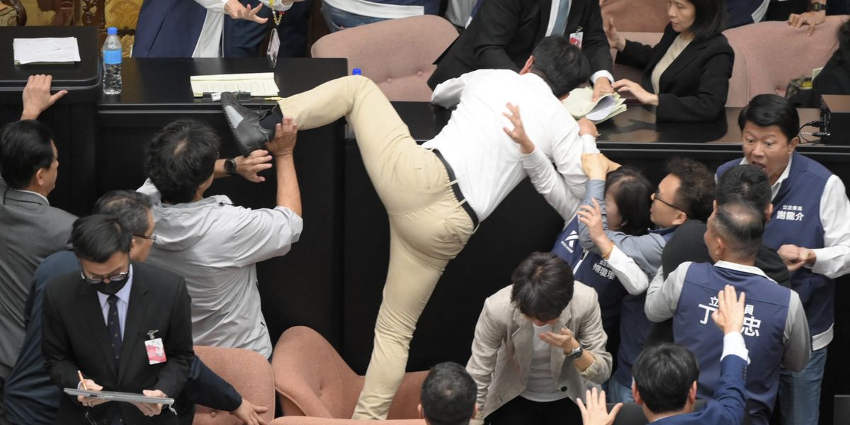 Dpp Icon Taiwan legislator runs off with bill so it can't be passed during mass ...