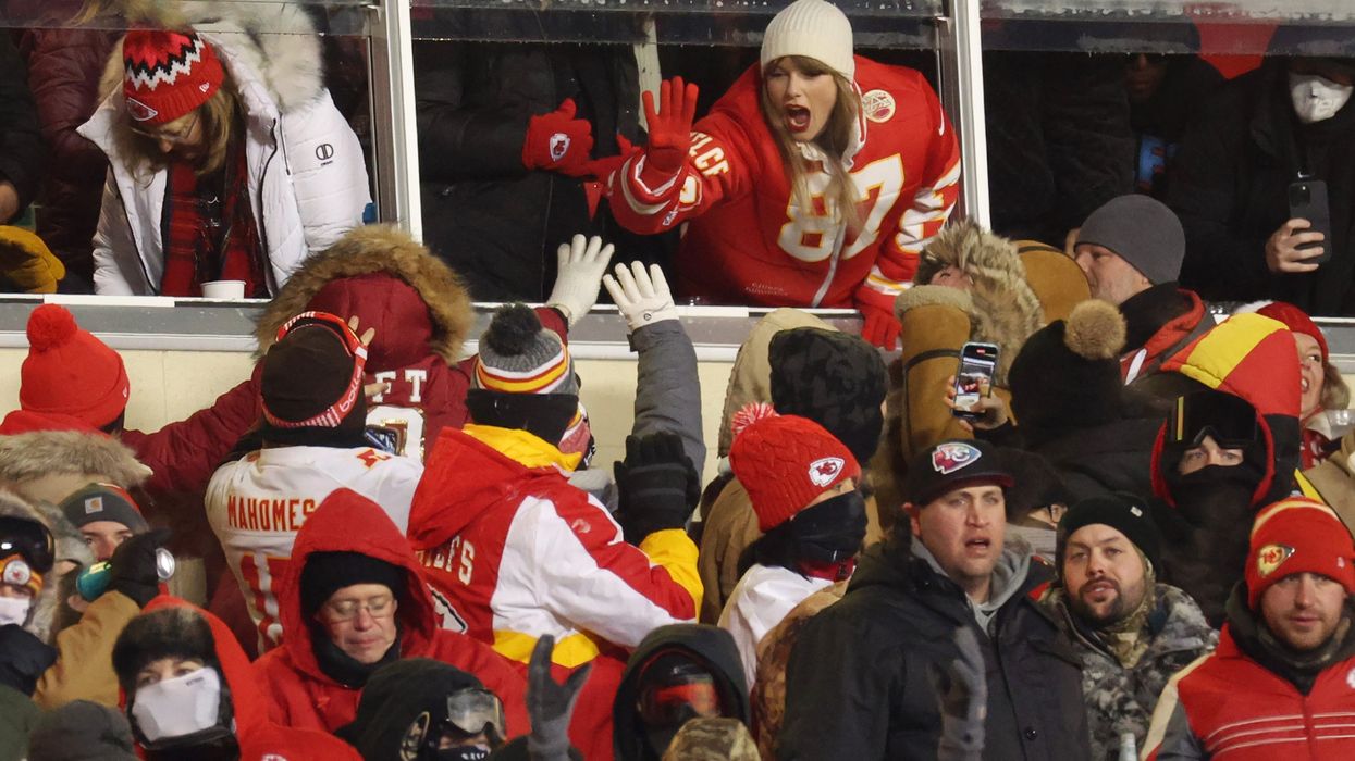 Taylor Swift 'swag surfin' at Chiefs game called 'cringe but hilarious Taylor Swift 'swag surfin' at Chiefs game called 'cringe but hilarious