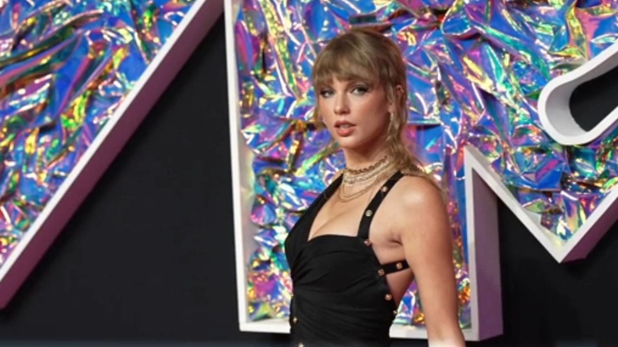 Is secret author Elly Conway actually Taylor Swift?
