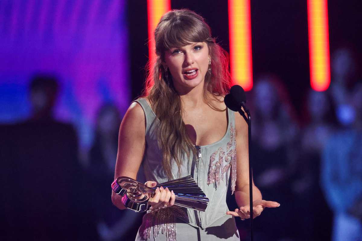 Taylor Swift issues powerful internet warning during awards speech