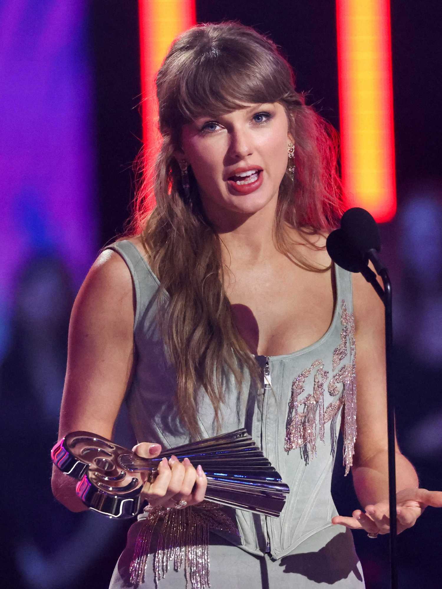Taylor Swift issues powerful internet warning during awards speech