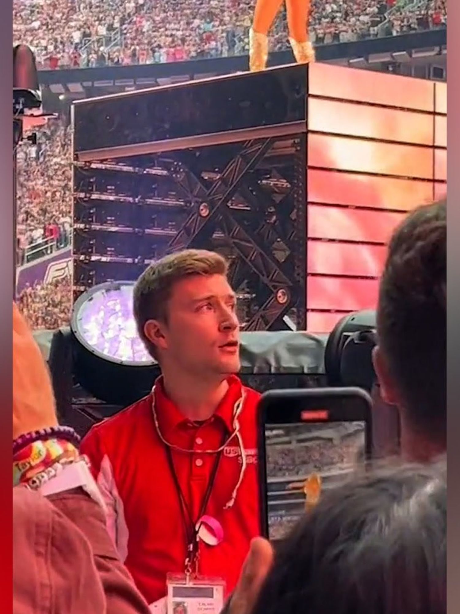 Taylor Swift security guard sings along to concert