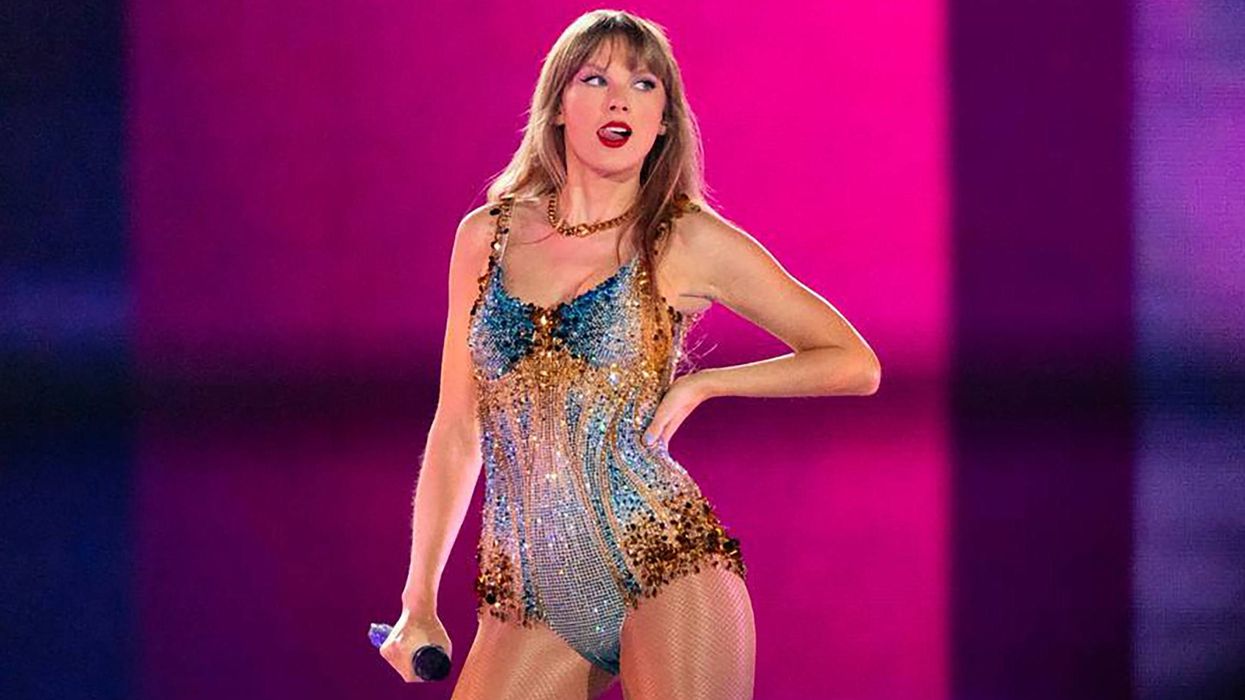 People are just learning how Taylor Swift holds a pen and it's freaking them out