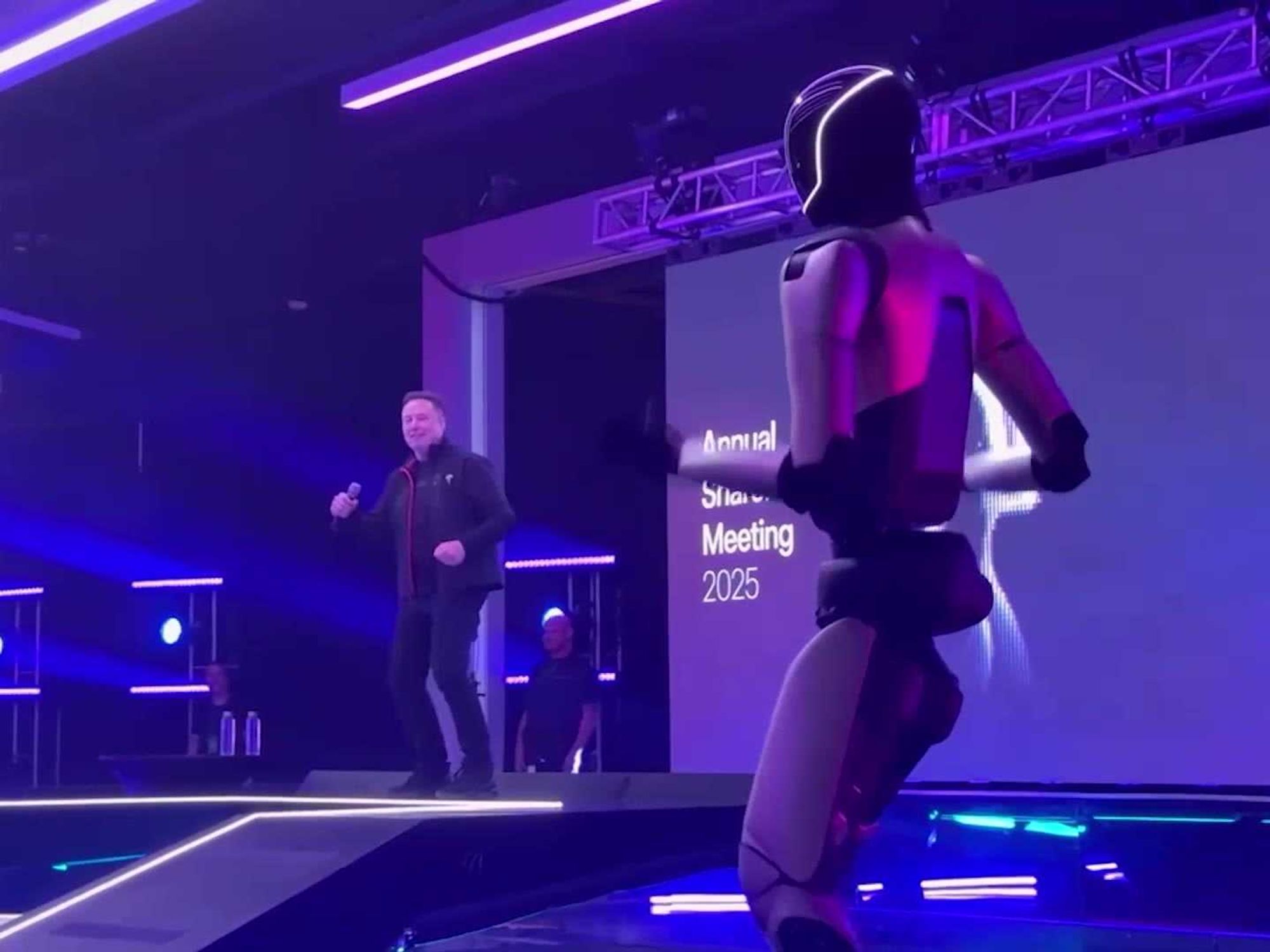 Image 5 for Tesla’s Optimus takes a tumble in Miami