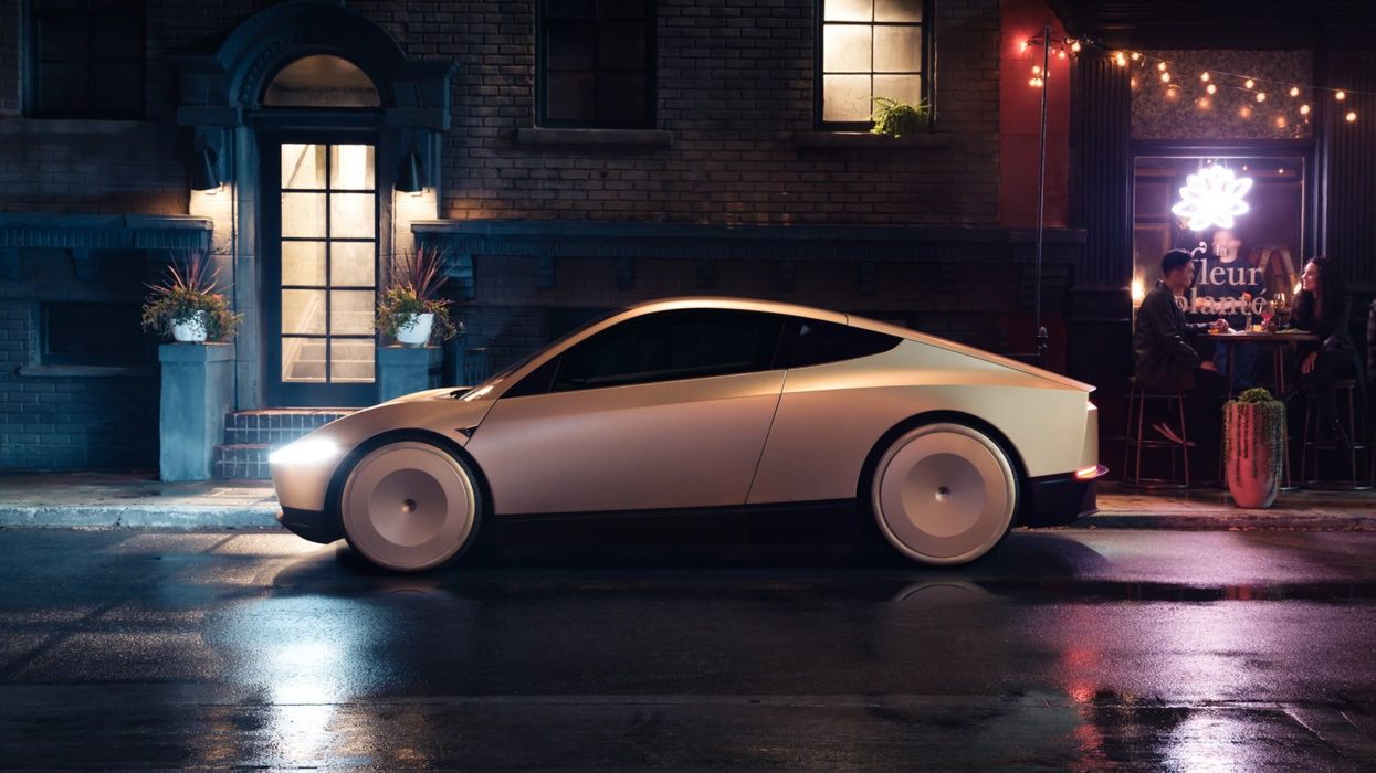 I, Robot director accuses Elon Musk of copying his robot design for Tesla Optimus