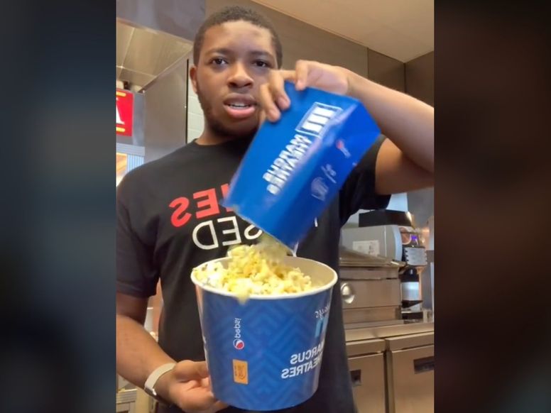 https://www.indy100.com/media-library/the-cinema-worker-revealed-how-a-small-bag-of-popcorn-contains-the-same-amount-as-a-medium-bucket.jpg?id=28066031&width=776&quality=85