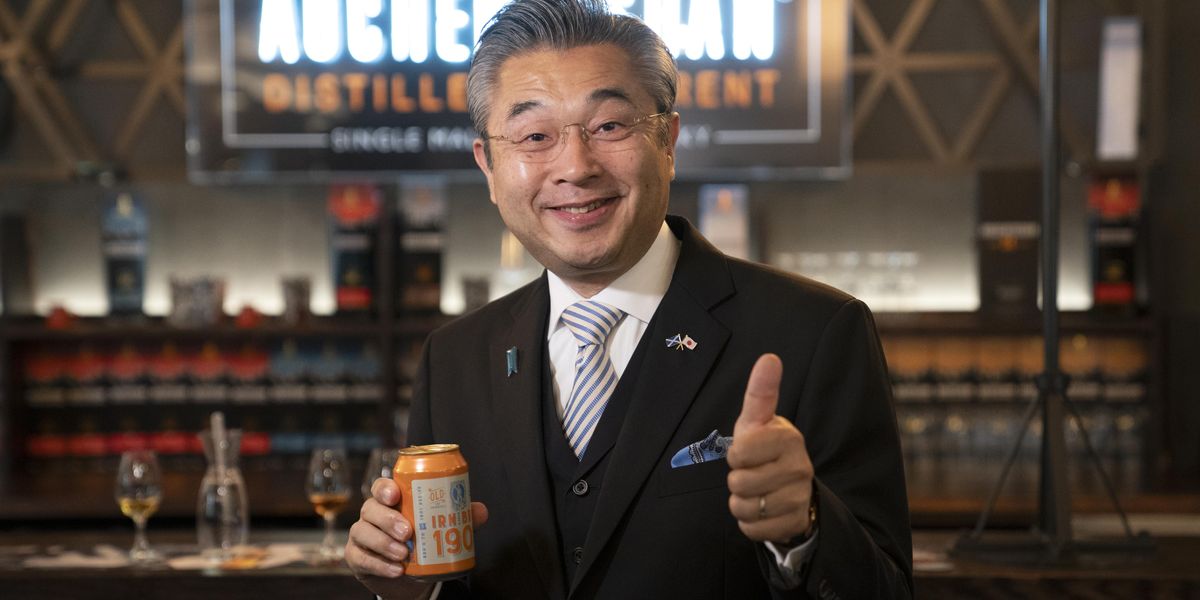 https://www.indy100.com/media-library/the-japanese-ambassador-to-the-uk-hiroshi-suzuki-tastes-some-original-recipe-irn-bru-during-a-visit-to-the-auchentoshan-dist.jpg?id=60345637&width=1200&height=600&coordinates=0,417,0,417