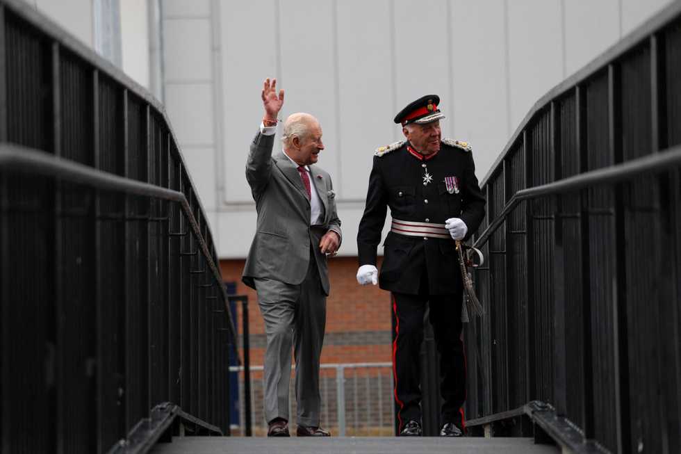 Impromptu walkabout by the King cheers crowds on rainy day