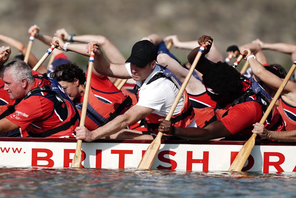 A royally British Dragon! William WINS dragon boat race with mixed gender  crew in Singapore and is praised as a 'natural' by his team (before  admitting he was 'terrified' of getting his