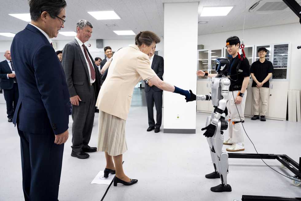 Anne’s royal encounter with humanoid robot on trip to South Korea