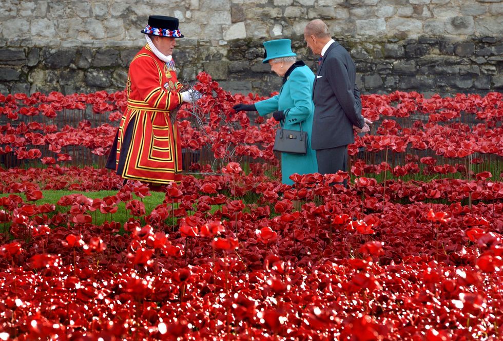 The Queen and the Duke of Edinburgh viewing ceramic poppies around the Tower in 2014 (Anthony Devlin/PA)