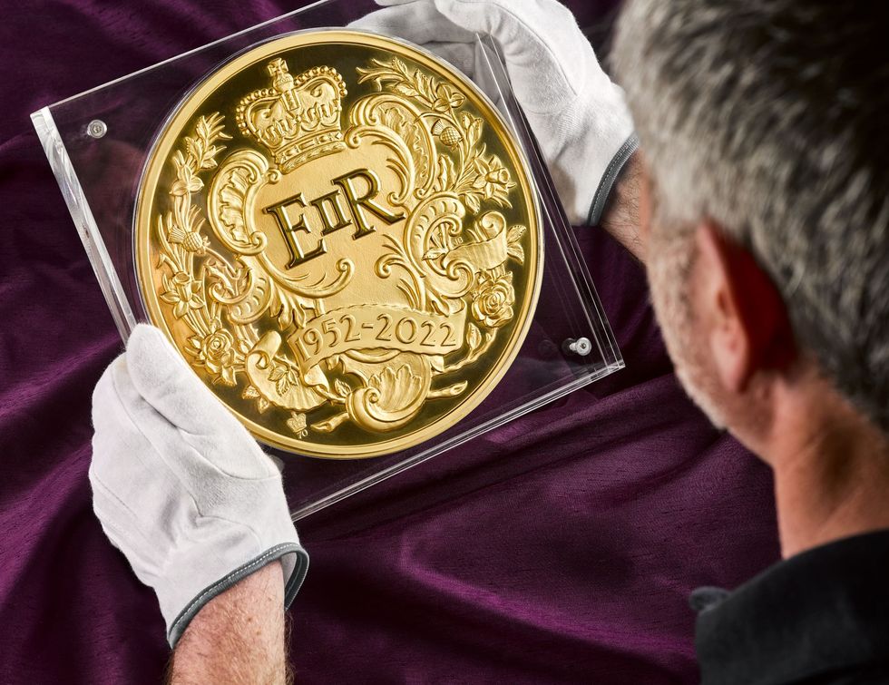 Royal Mint unveils its largest coin for Queen’s Platinum Jubilee