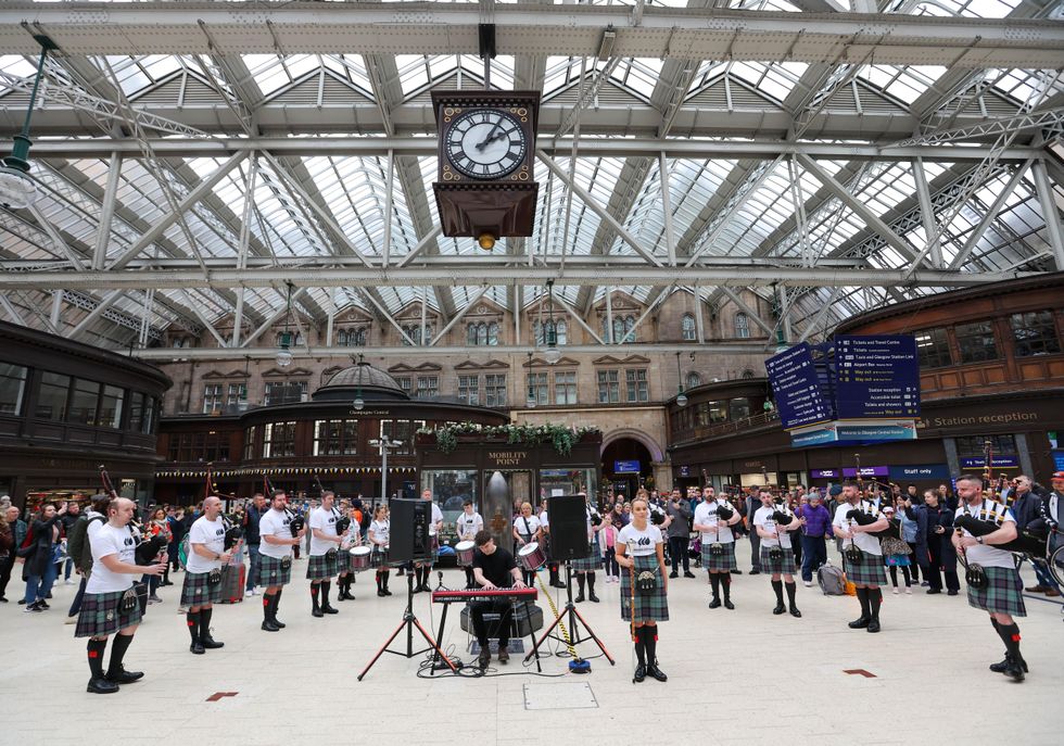 Pipe band surprise crowds at train station