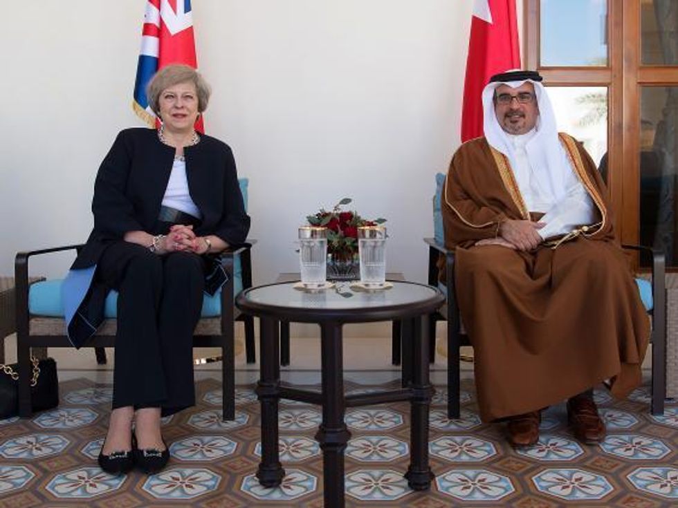 Theresa May in Bahrain with King Sheikh Hamad bin Isa Al Khalifa