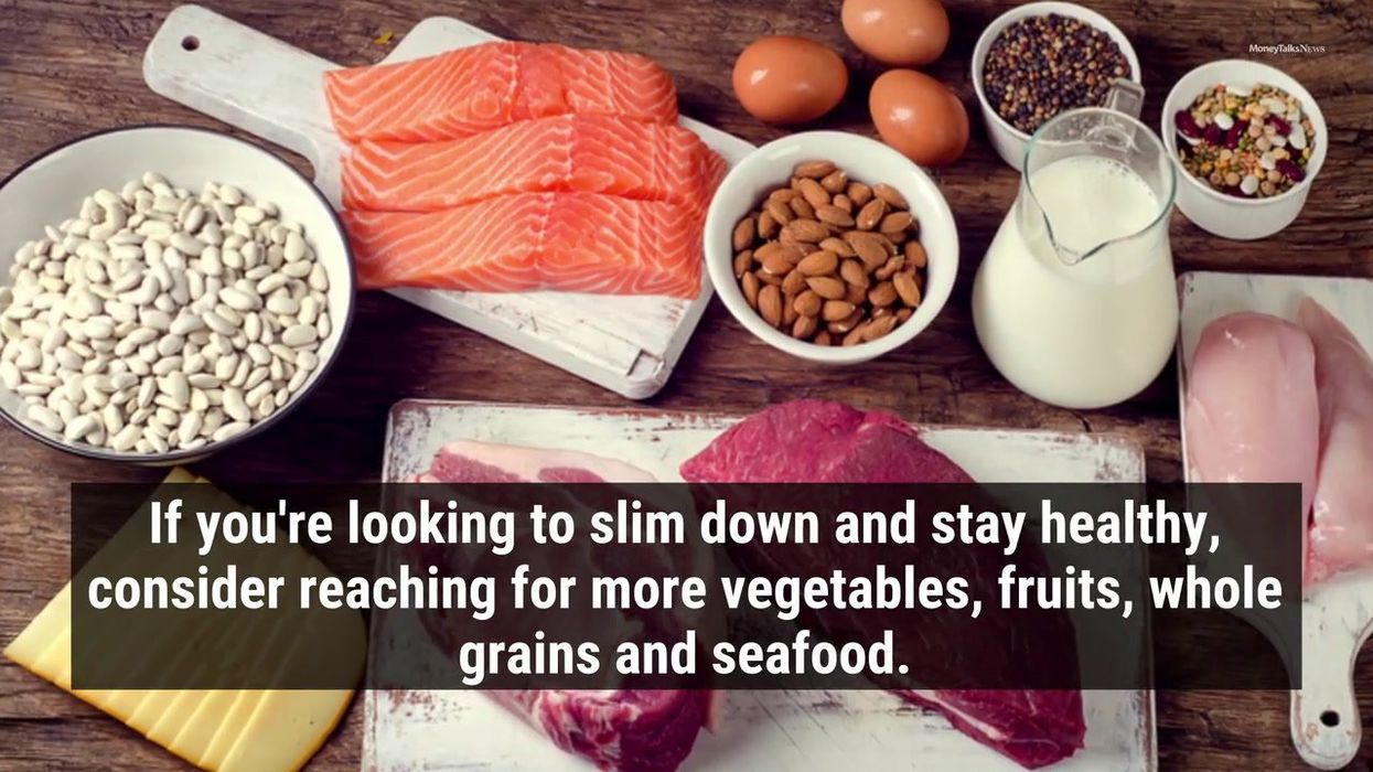 Woman defends her raw chicken diet despite the health risks