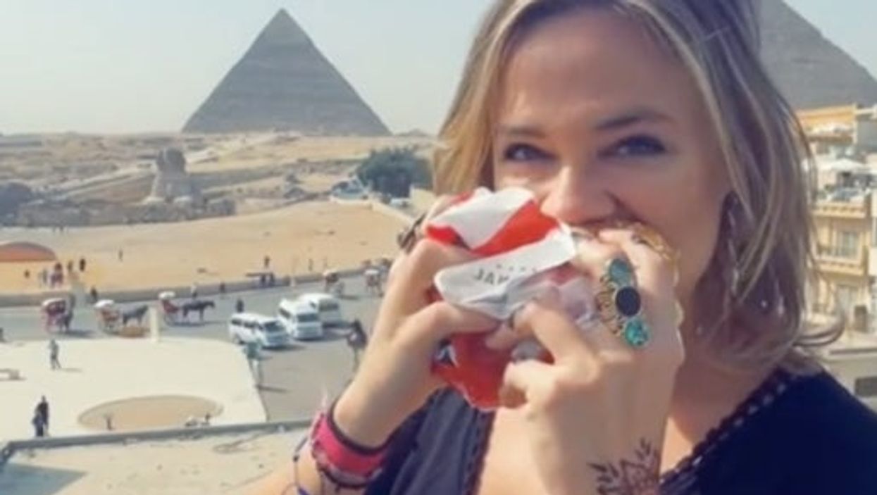 <p>TikToker Kimmie Connor shows KFC restaurant which has a stunning few of the pyramids</p>