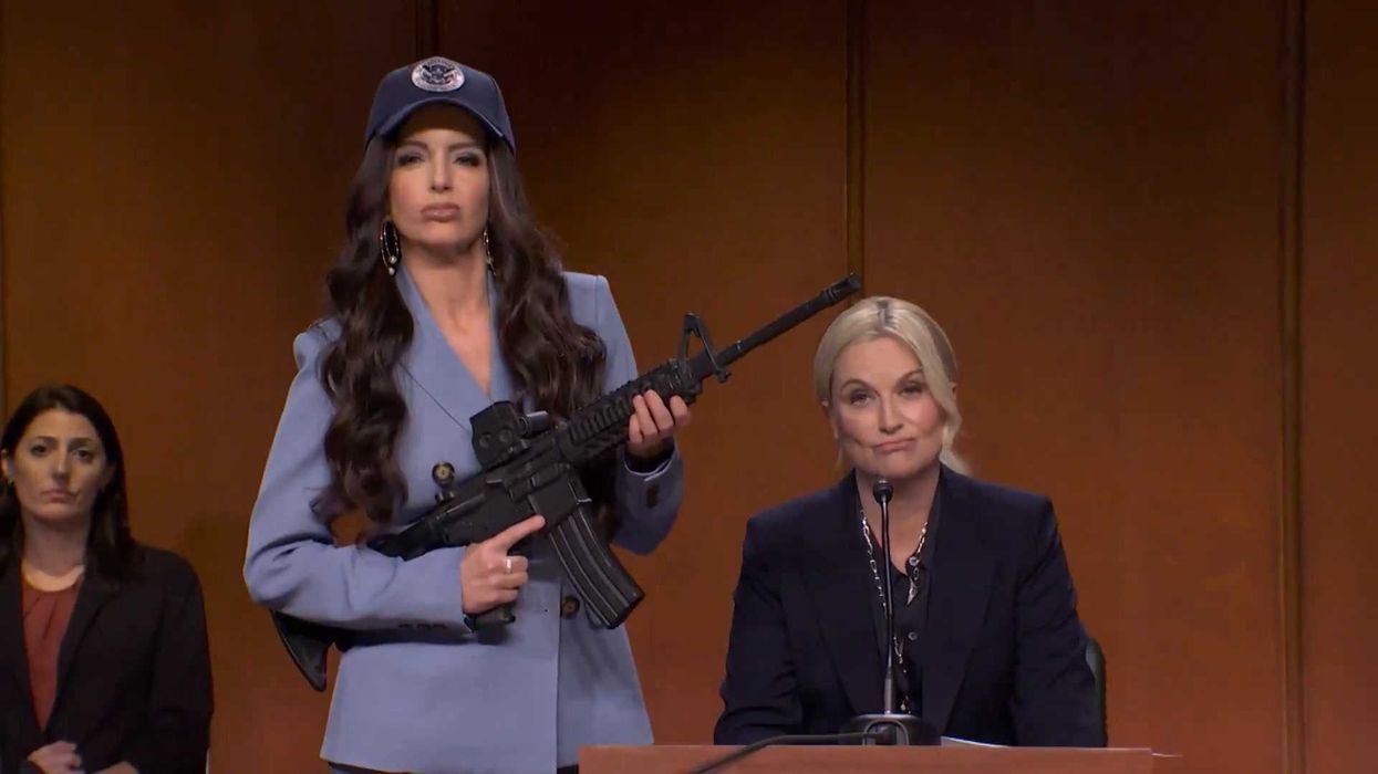 Tiny Fey and Amy Poehler reunite to mock Kristi Noem and Pam Bondi