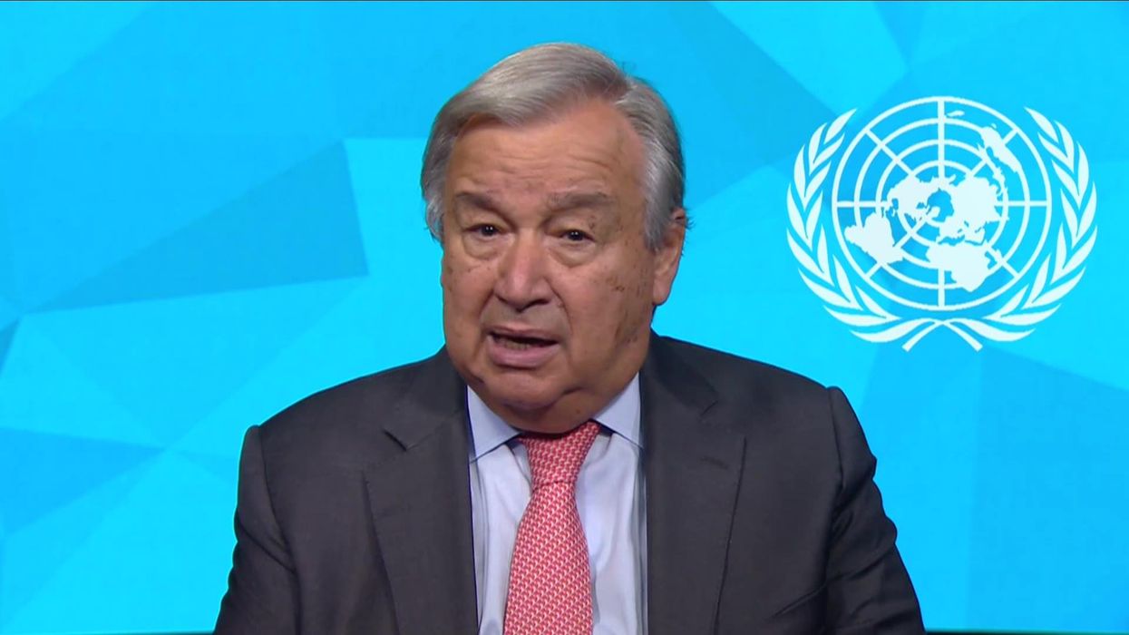 Lee Dixon makes bizarre comment about 'alleged’ climate change during Man Utd vs. Arsenal