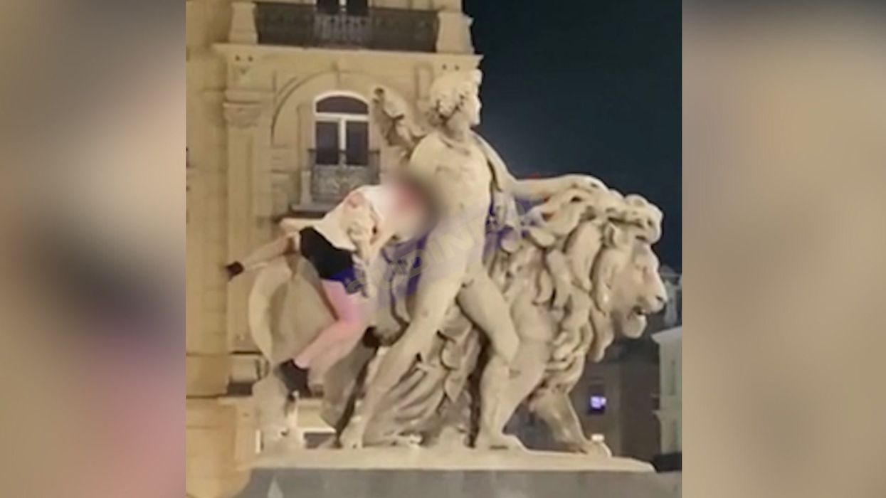 Tourist climbs and breaks recently reopened statue in Brussels