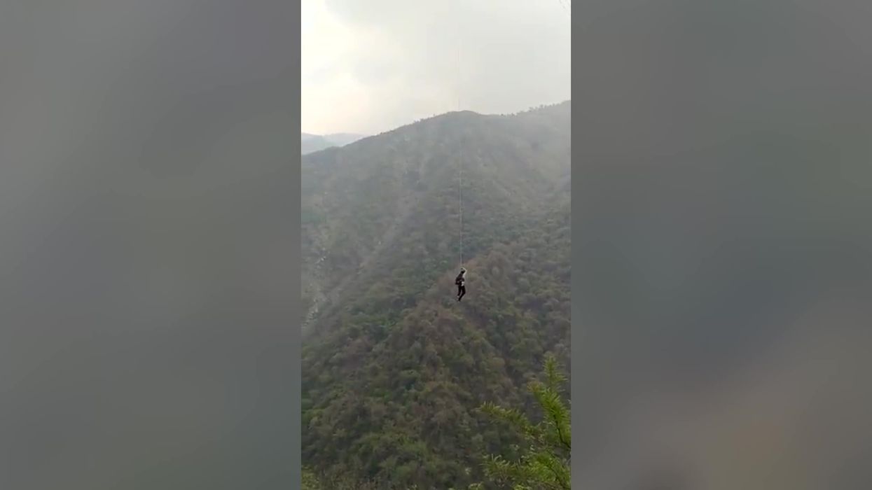 Tourists forced to climb down a rope after cable car gets stuck