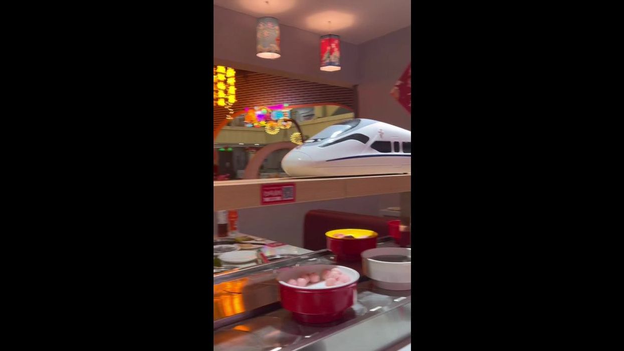 Waitress slams diners who don't include children in their reservations