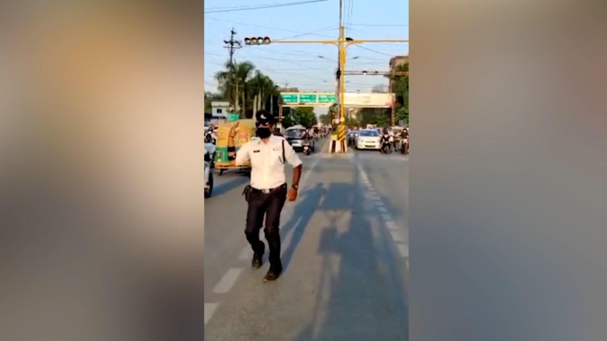 Traffic cop dances like Michael Jackson while seamlessly directing cars
