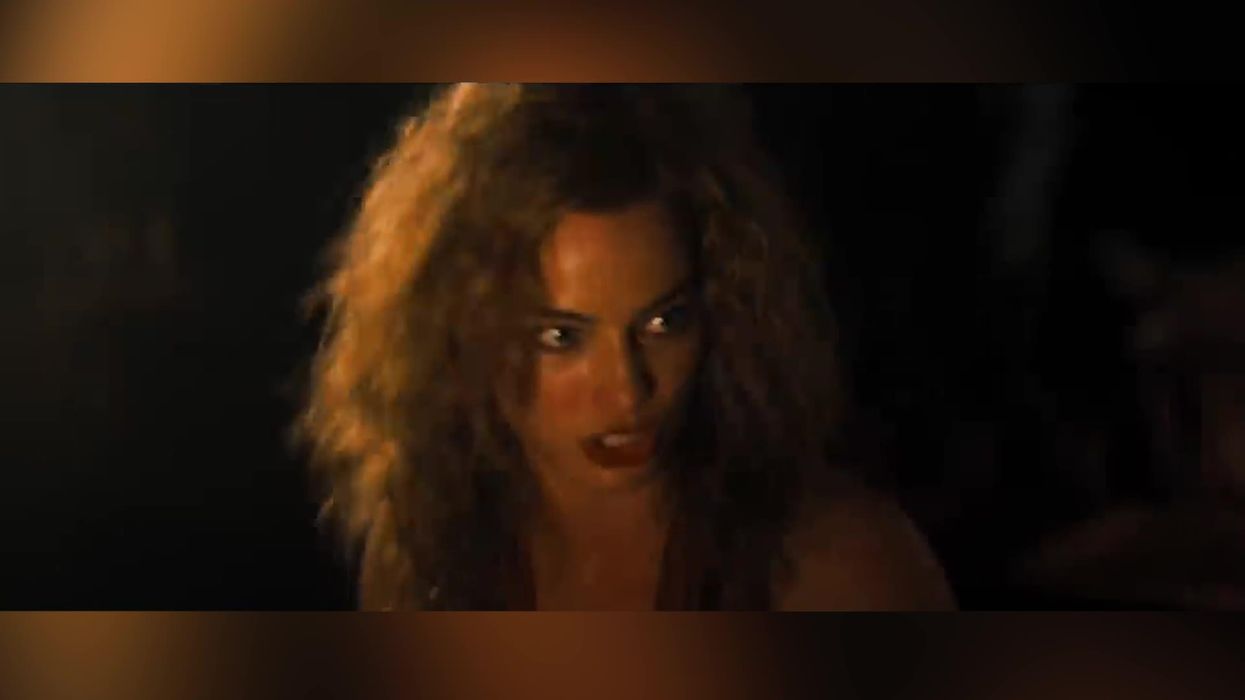 How Margot Robbie managed to pull off an unscripted kiss with Brad Pitt