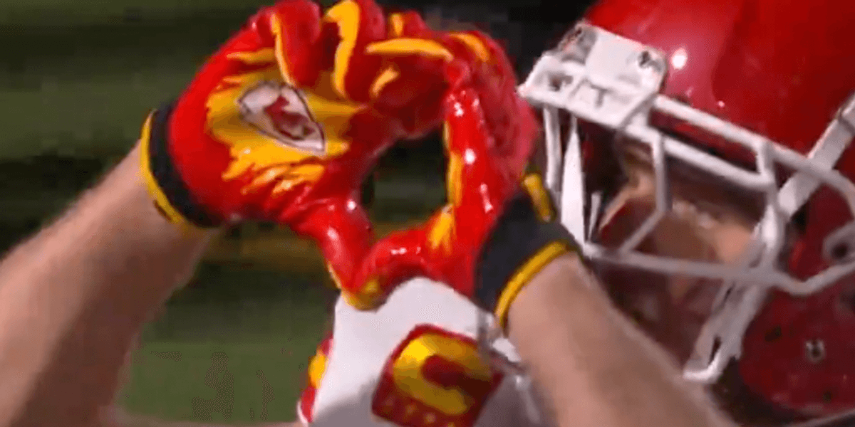 Travis Kelce s Hand Gesture To Taylor Swift After Scoring Goes Viral travis-kelce-s-hand-gesture-to-taylor-swift-after-scoring-goes-viral