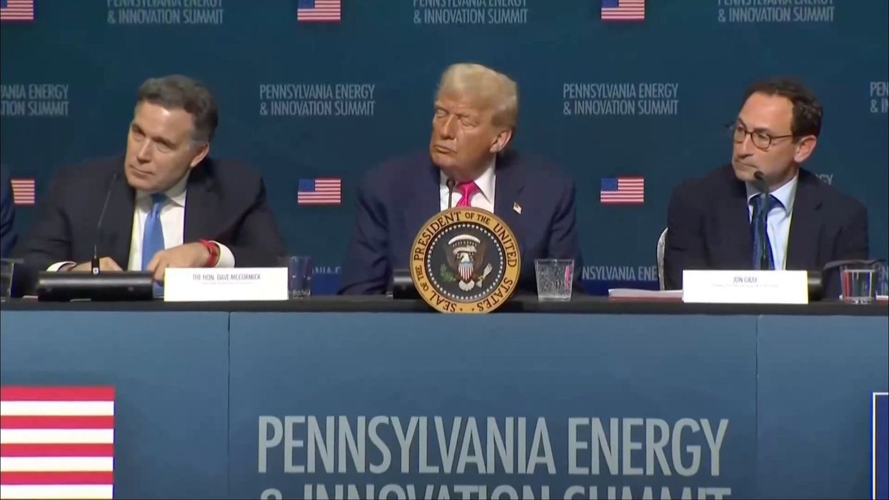 No energy and no innovation: Trump appears to fall asleep at Energy and Innovation Summit