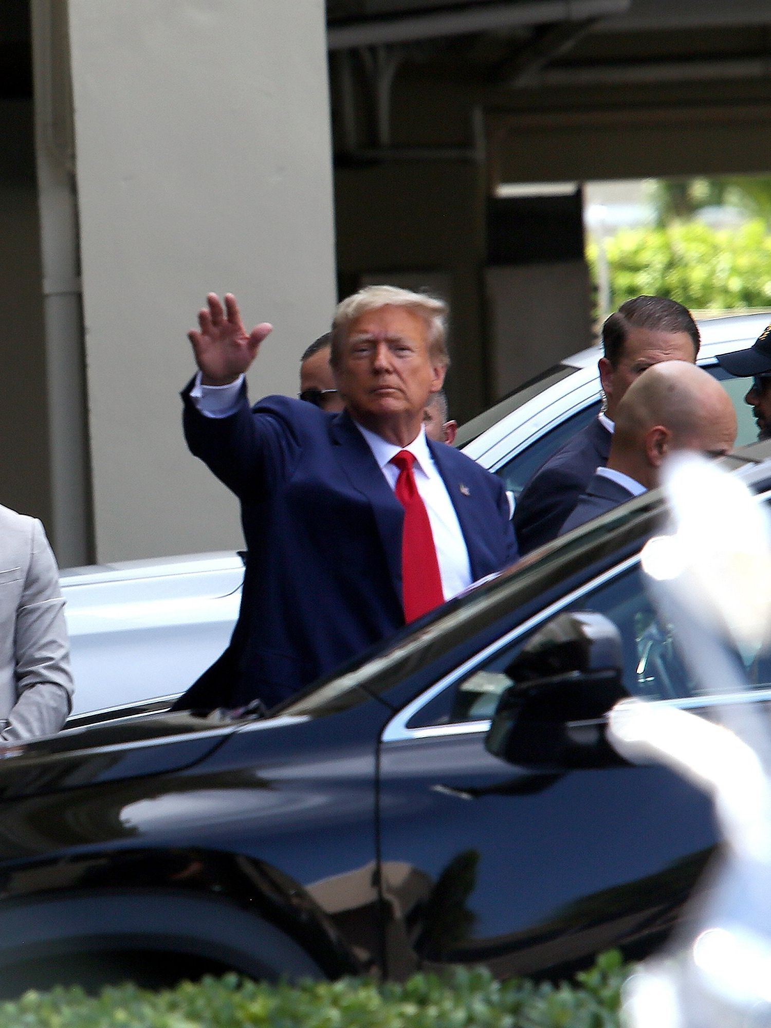 Trump offered to pay supporters' restaurant bills then reportedly made a swift exit