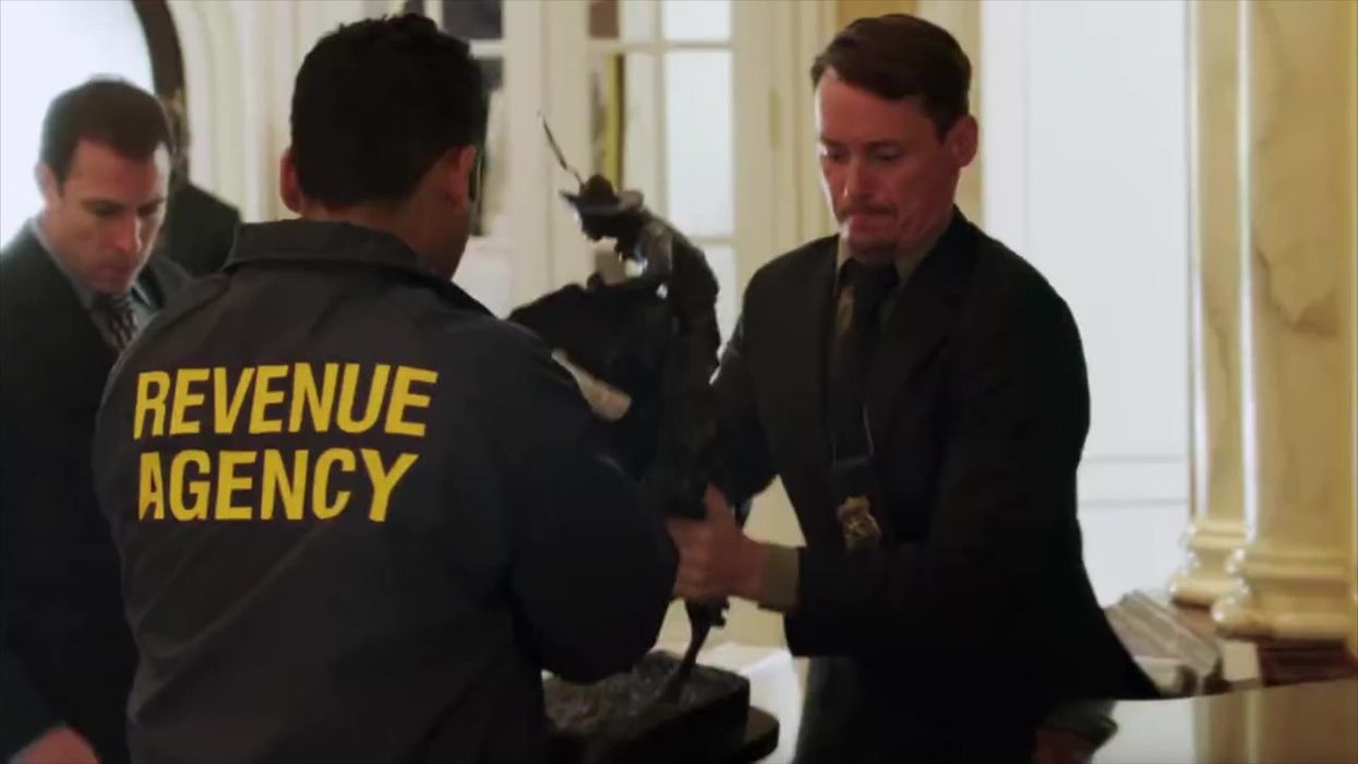 Everyone is comparing the opening scene of Schitt's Creek to Trump's Mar-a-Lago raid