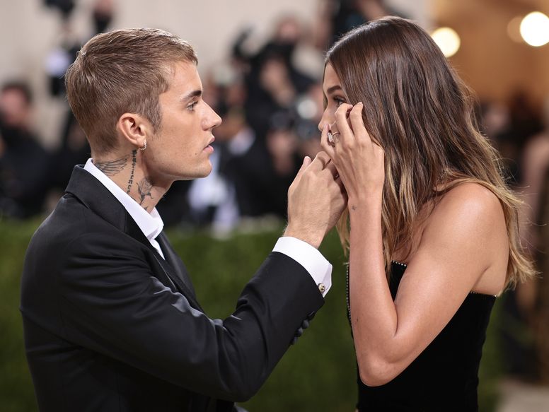 TikTok video 'shows Justin Bieber comforting tearful Hailey Baldwin' after 'Selena' chants at Met Gala | indy100 TikTok video 'shows Justin Bieber comforting tearful Hailey Baldwin' after 'Selena' chants at Met Gala | indy100