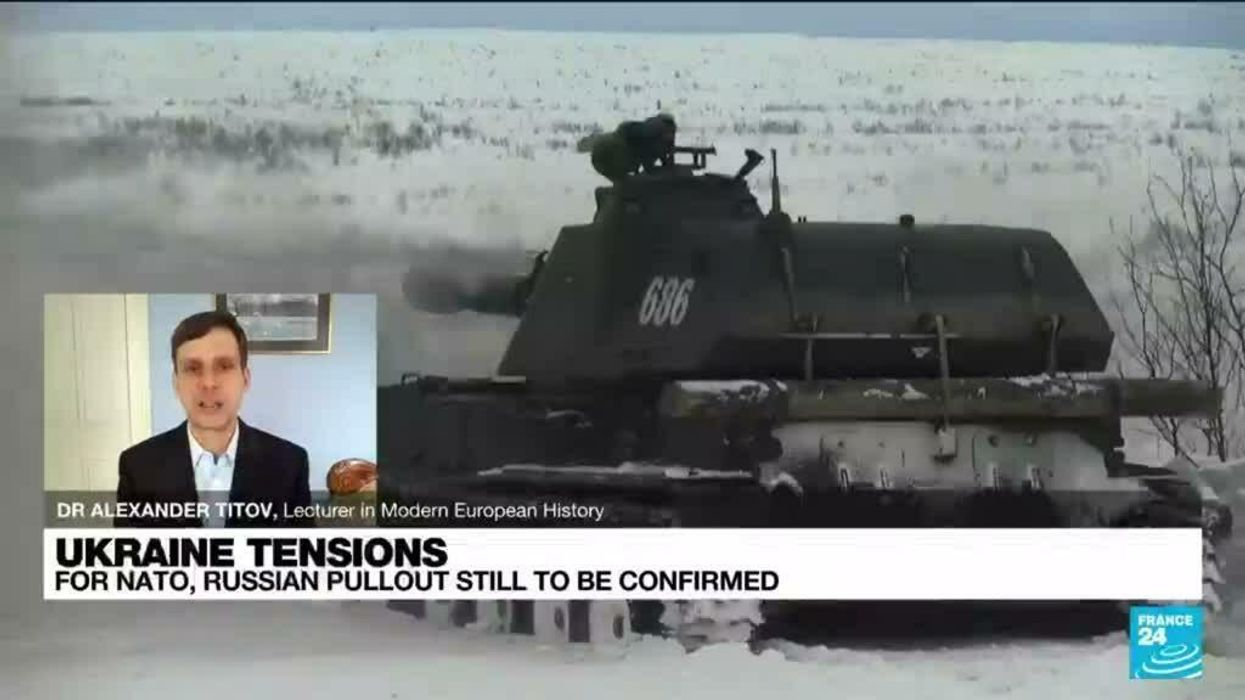 Pilot writes 'relax' in the sky along Ukraine and Russia border amid tensions