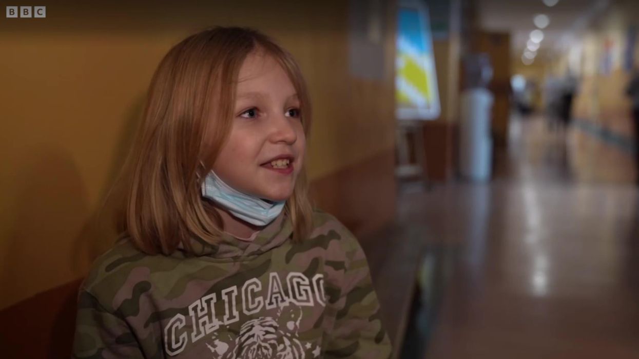 Ukrainian refugee uses Google Translate to communicate with new Polish best friend