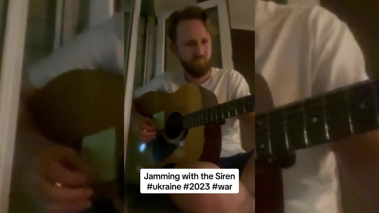 Ukrainian musician creates beautiful song over noise of war sirens with guitar