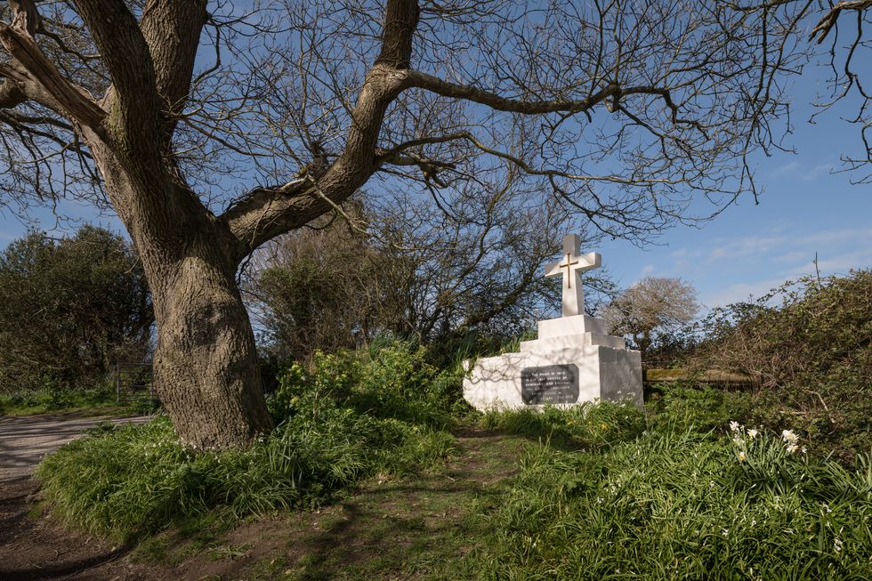 Ukrainian refugees to mark Grade II listing of Second World War cross