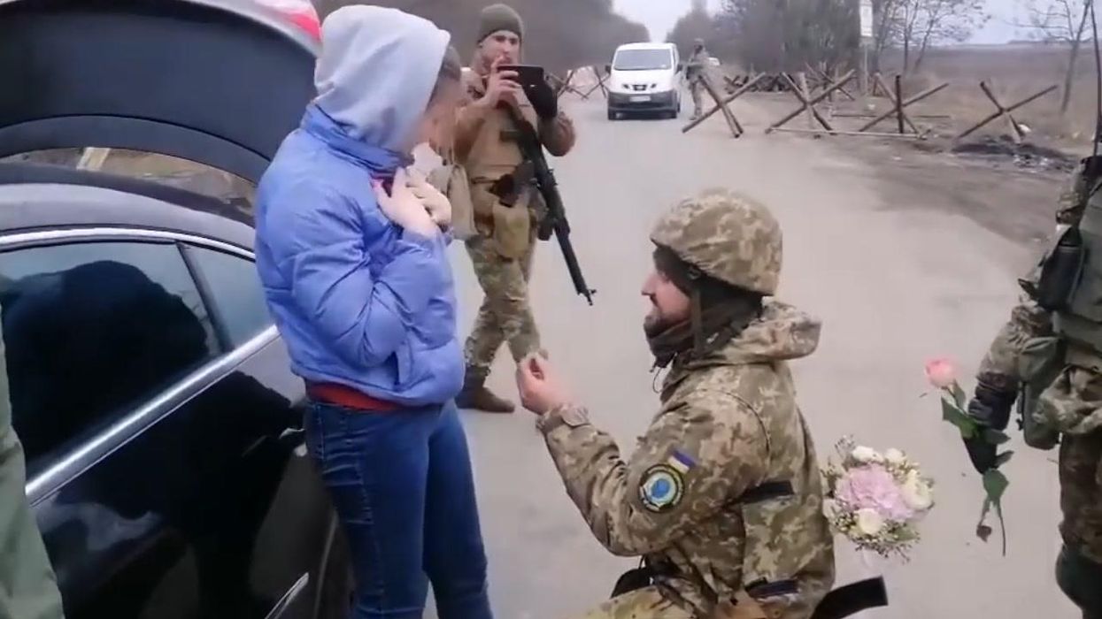 Ukrainian soldier fakes checkpoint stop to propose to girlfriend